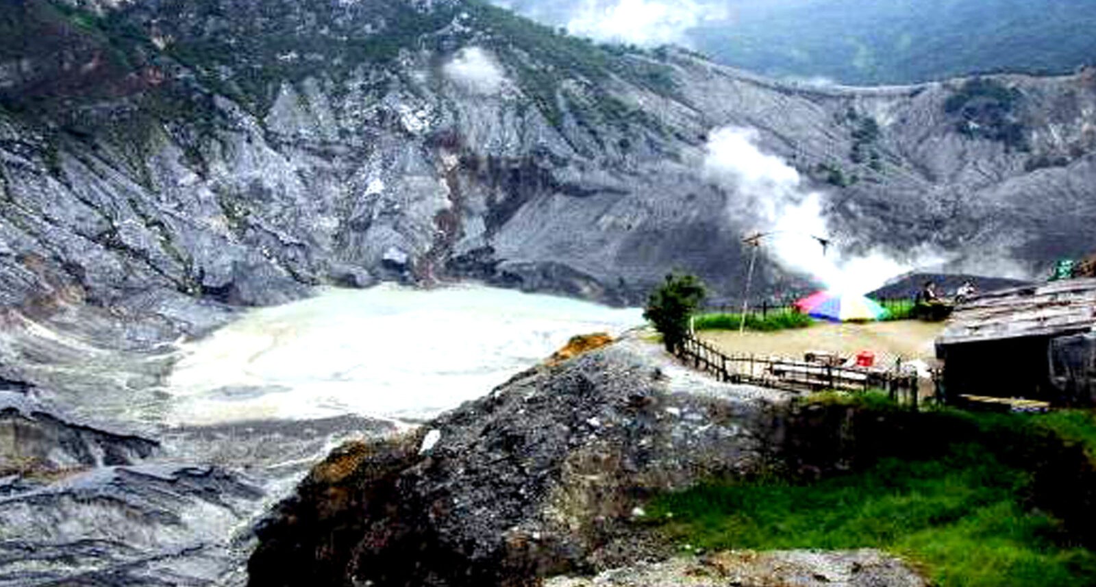Tangkuban Parahu atau Gunung Tangkuban Perahu adalah salah satu gunung yang terletak di Provinsi Jawa Barat, Indonesia.